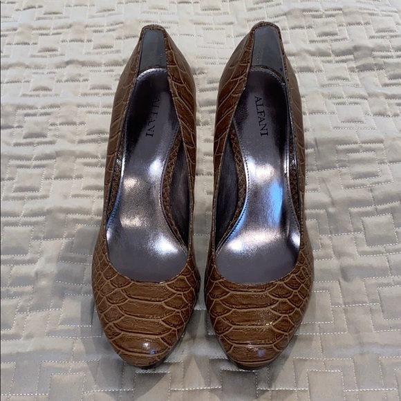 Size 7 EUC Alfani brown snakeskin heels - Picture 1 of 5